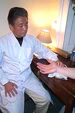 Pulse-taking to diagnose syndrome prior to giving acupuncture pain relief