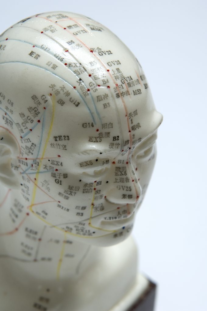 Pontos na cabeça podem ajudar na acupuntura para depressão