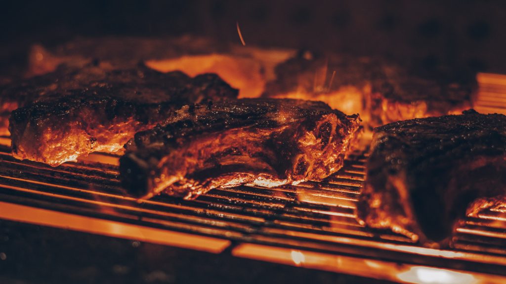 Meat on grill: barbecuing food makes it more Heating.