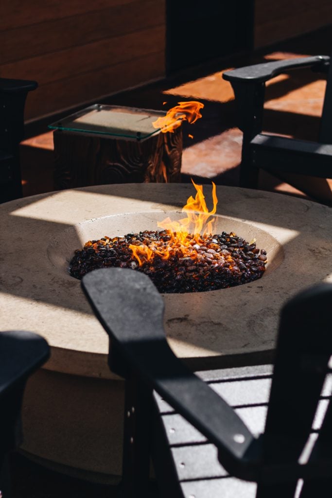 Warmth helps Stomach Cold and Deficiency: round firepit field with fired charcoal - warmth for Stomach Cold and Deficient