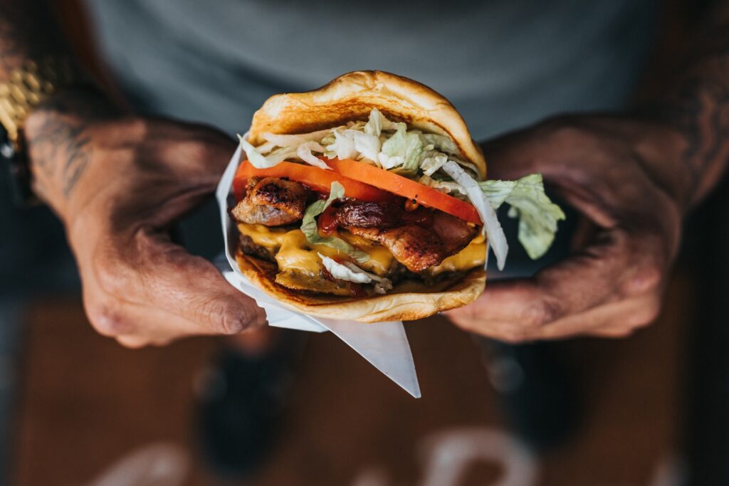 burger with lettuce and tomato: junk food may lead to erectile dysfunction