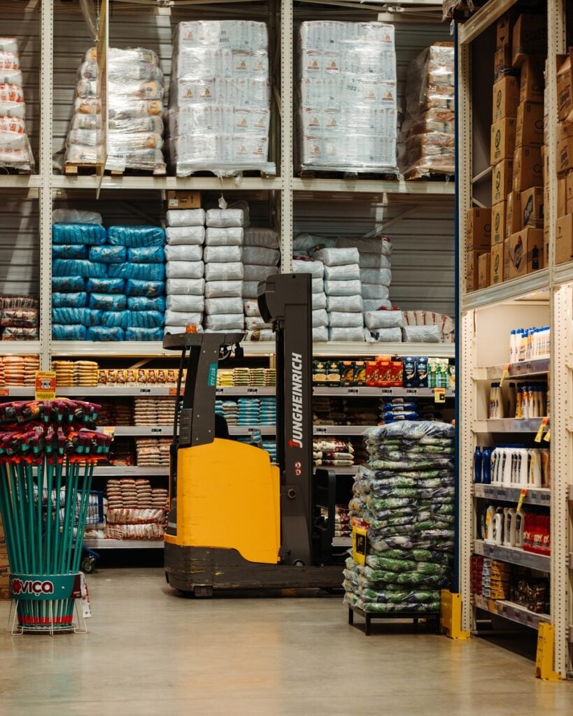 Wholesale storage of food etc