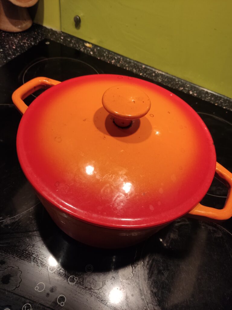 Casserole for braised red cabbage, well fitting lid